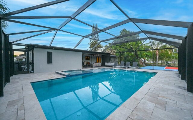 Tropical Naples Hideaway - 1 Mi to Beaches!