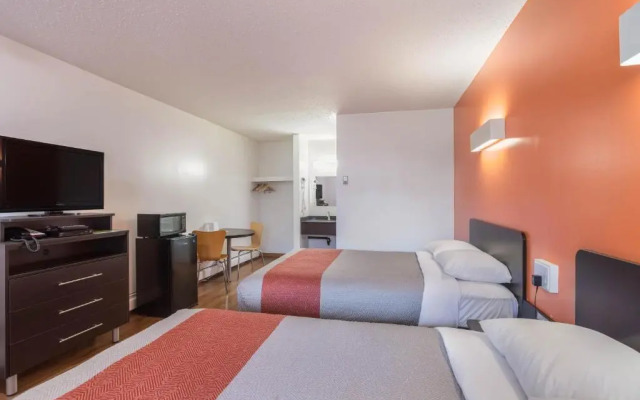 Motel 6-Camrose, AB