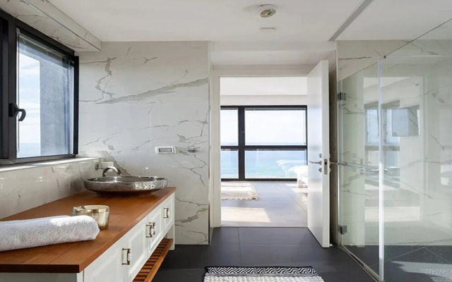 Luxury Penthouse on High Floor with Hot Tub