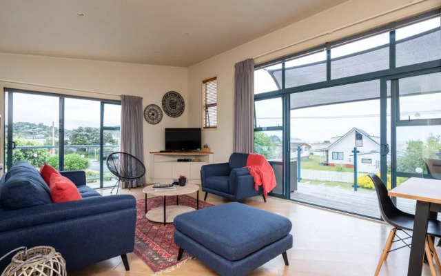 Oceans 8 - Mangawhai Heads Holiday Home