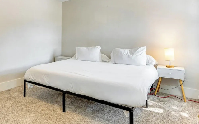 Shop & Dine: Central Stroudsburg Townhome!