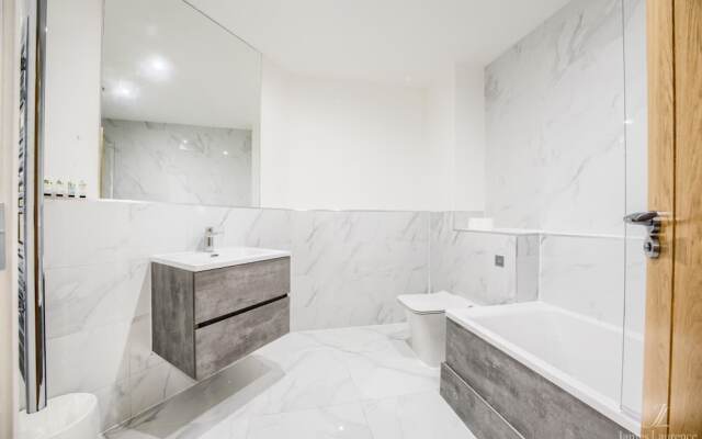 21 The Hallmark Bond St - Rhys Davis