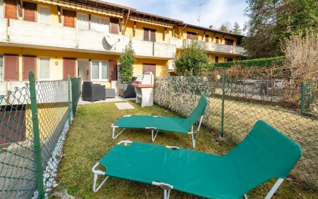 Scarlet Apartment with Garden