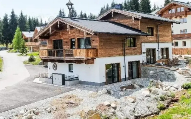 Luxury Chalet Pinzgauer Almhutte in Konigsleiten