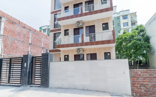 Paradise Studio by OYO Rooms