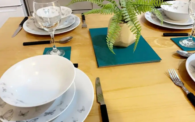 Inviting 2-bed Apartment in Wakefield Charming