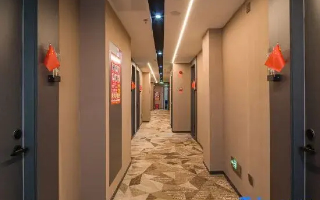 YiHe E-sports Chain Hotel (Nanchang Bayi Square People's Park Branch)