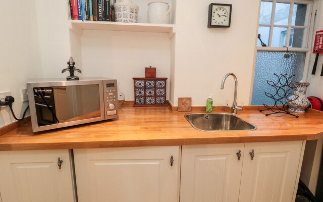 Iona 10 Palace Street East