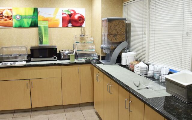 Quality Inn & Suites Metro