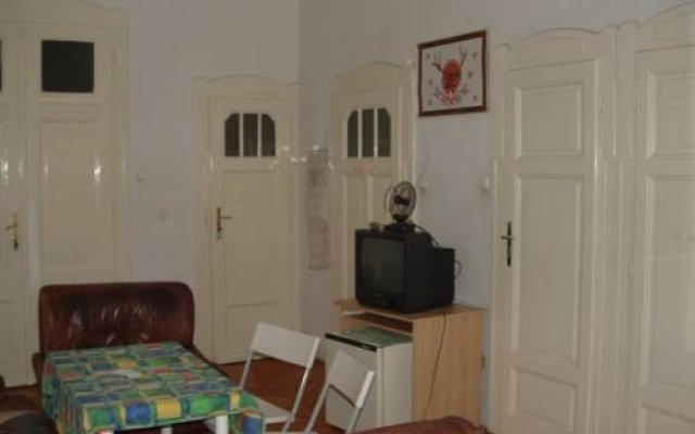 1st Apartments And Hostel