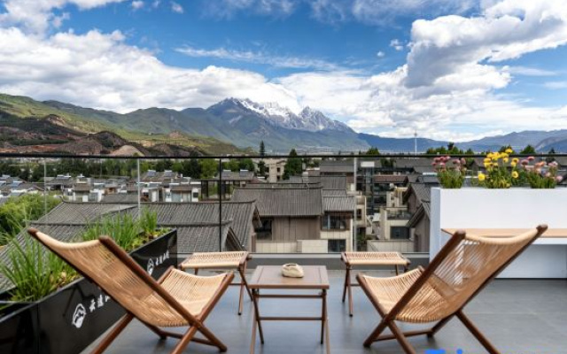 Yunyi Mountain Retreat · SOLACE | 360° Golden Mountain Sunshine · Panoramic Luxury Chinese Inn – Outside – Lijiang