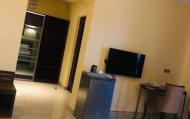 House 12 studios suites