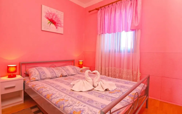 Apartment 879