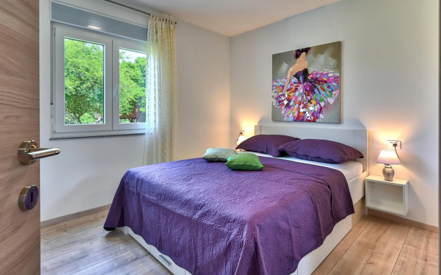 Holiday house Mirna with swimming pool and jacuzzi