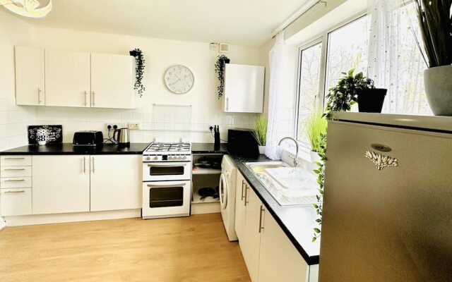 Beautiful 3-bed Apartment With Driveway Parking