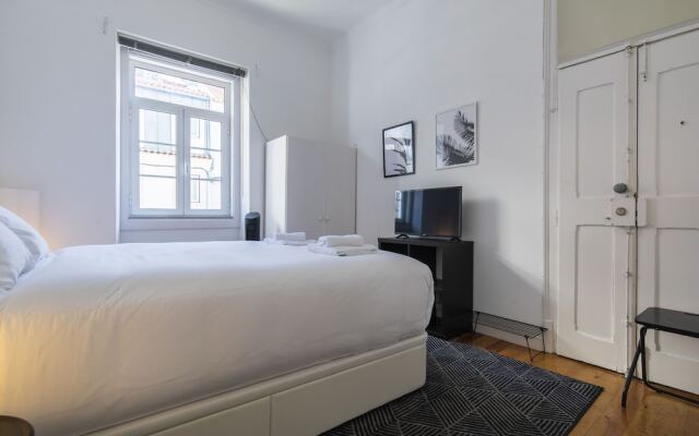 Sunny & Quiet Lisbon Apartment