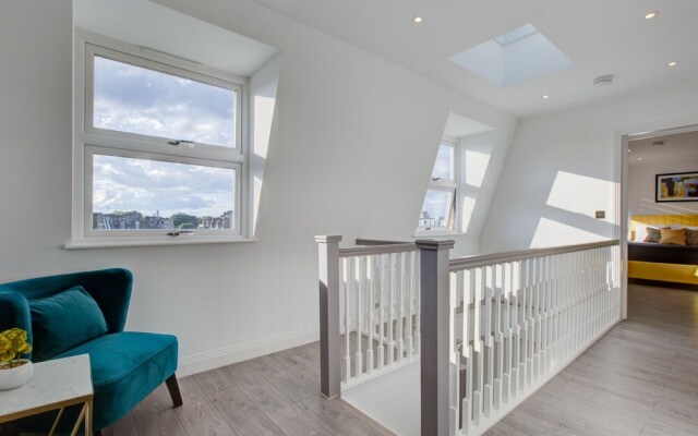 Contemporary 3-bed Apartment in Fulham, London