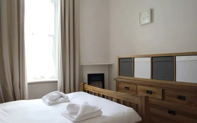 Central and Spacious 2 Bedroom Flat With Garden
