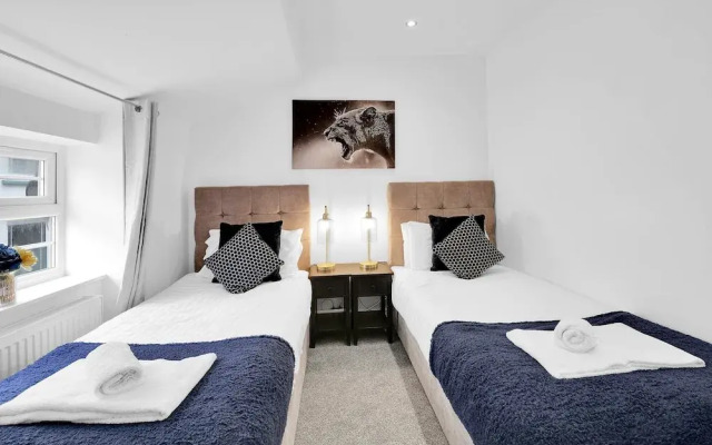 Newly Refurbished 2 Bed Hse Town Centre
