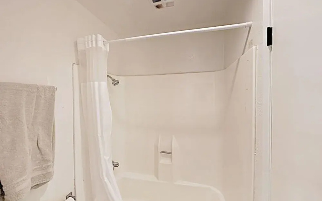 #527 Spacious Condo with Stunning Views