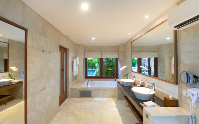Legian Beach Hotel