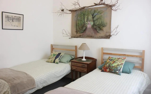 Johnston House: Historic Village Retreat