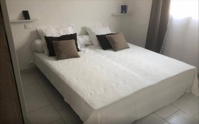 Petite maisonette adossee mais independante avec piscine