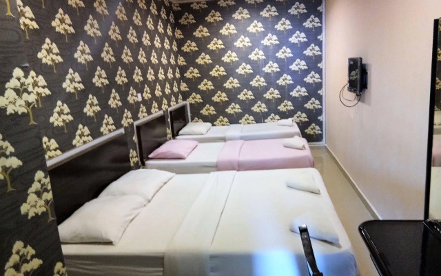 OYO 89407 EZI Hotel