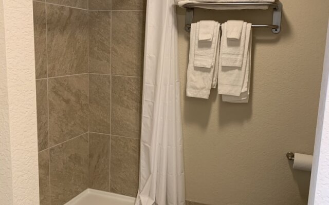 Apple Valley Hotel & Lodge