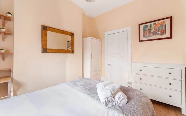 Spacious 3-bed flat by popular Waterloo