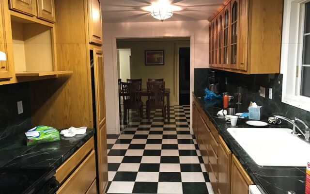 Large Redmond House Close to Downtown