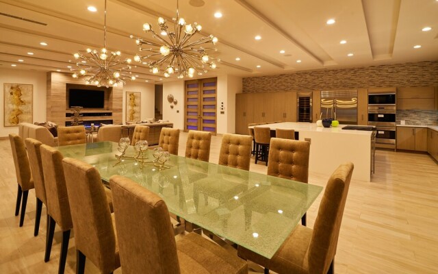 Luxurious Oceanfront Living, Minutes From Downtown: Villa Land's End