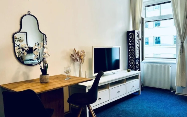 Spacious 7BR Apartment Prime Location