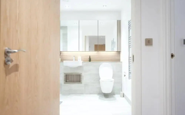 Luxury London Royal Wharf Apartment