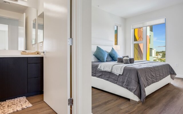 Luxury Apartment in Hollywood