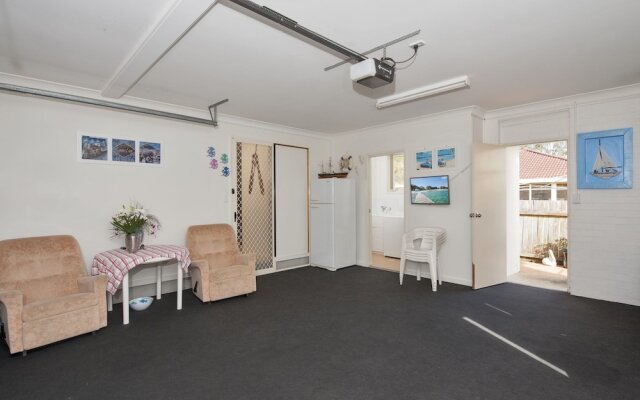 White Waves, 7B Achilles Street