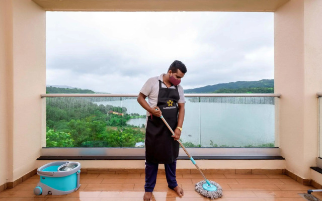 SaffronStays Riverdale, Mulshi - Lakefront villa with pool and mountain view