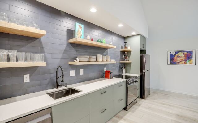 Brevard Retreat: Fireplace, Deck & Screened Porch!