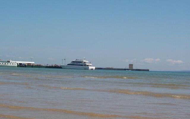 Mackinaw Beach & Bay Inn & Suites