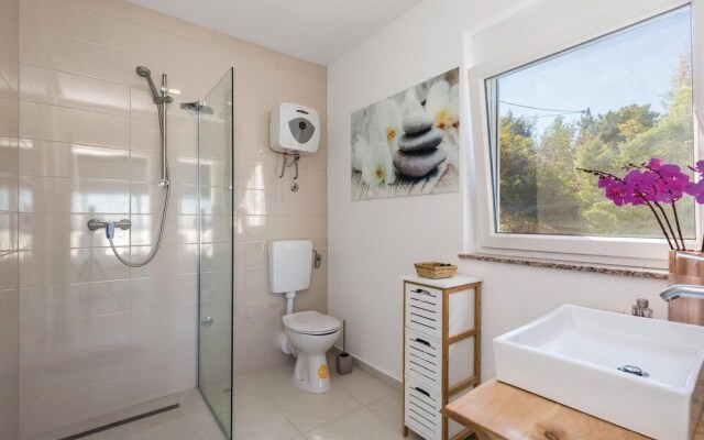 Beautiful apartment in Jablanac w/ 2 Bedrooms