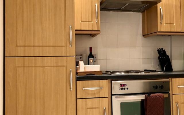 2 Bedroom Flat Near Leith