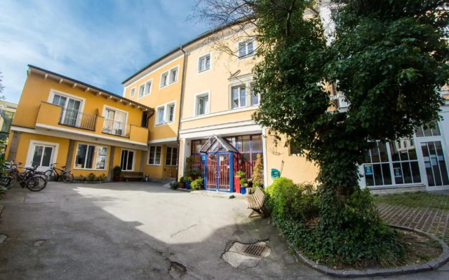 Yoho International Youth Hostel