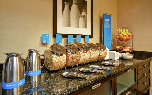 Hampton Inn & Suites Detroit-Canton