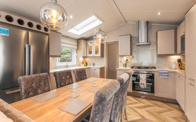 Lakeside Retreat Lodge With Hot Tub