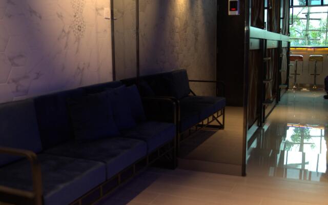 SNOOZE Capsule Hotel