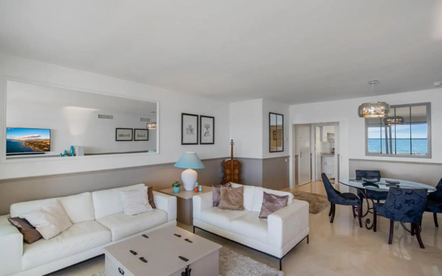 Beach-line apartment with 3 bedrooms in Estepona