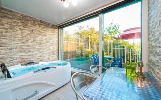 Ganghwa Hemingway Spa Pension