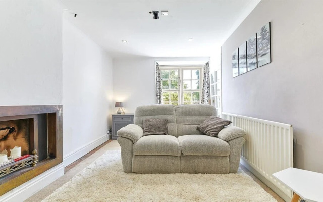 Host Stay The Pink House