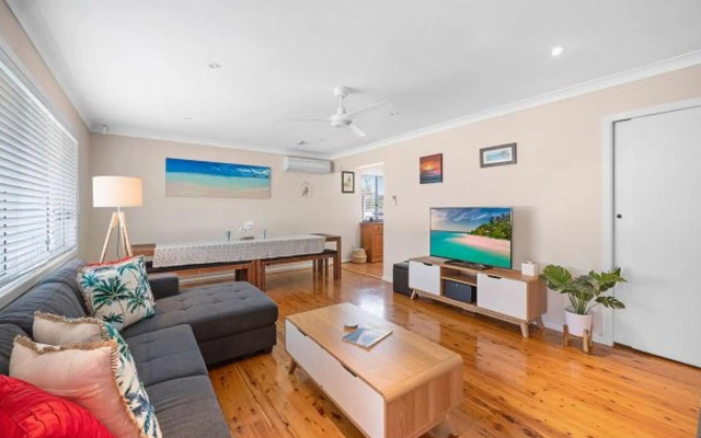 Walk to Everything In Huskisson Central Location and Sleeps 10