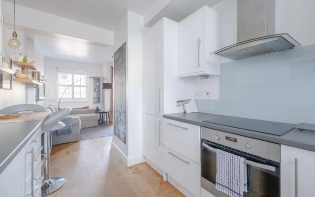 Spacious 2 Bedroom Flat in Clapham With Balcony